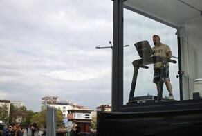 В Болгарии ультрамарафонец заперся на 15 дней в стеклянной коробке