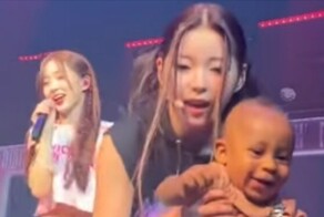 Мать года: на концерте k-pop группы NMIXX на сцене оставили младенца