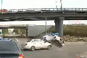 В Домодедове легковушка перевернула автомобиль ДПС