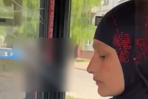 "Никогда не разбивали раньше камеру?": цыганка в Казани, заметив телефон, стала угрожать снимающему её мужчине
