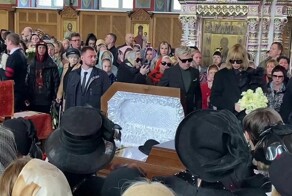 Пугачёва, Песков, Якубович: на Троекуровском кладбище прощаются с модельером Юдашкиным