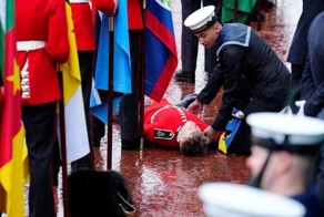 Чёрный жнец, падающие солдаты и корона не по размеру: все косяки коронации Карла III