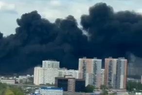 На юго-западе Москвы полыхает строящийся жилой комплекс