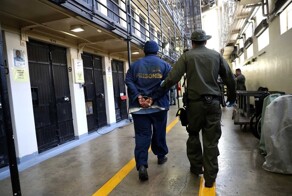Американский политик выступает за освобождение всех преступников из тюрем