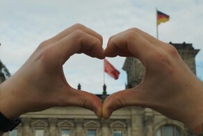 Знамя Победы появилось над Рейхстагом в Берлине