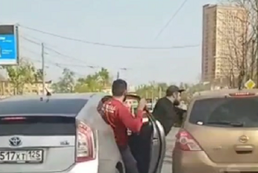 Во Владивостоке парень в одиночку разогнал троих агрессивных бородачей