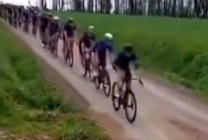Участник велогонки случайно спровоцировал массовый завал