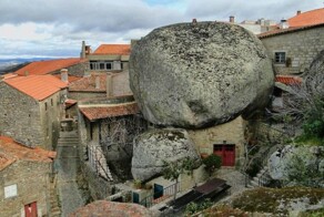 15 фото «самой португальской деревни», где дома зажаты между камнями