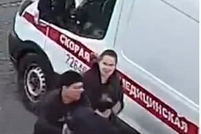 В Петербурге мужчина вызывал скорую для своей подруги, а потом напал на врача