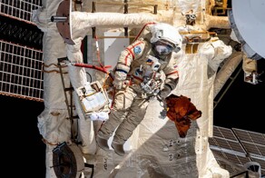 Российские космонавты работают в открытом космосе