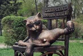 "Порочная скульптура": инсталляцию с котом убрали из центра Барнаула спустя 5 часов после установки