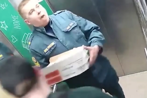 В Тюмени пьяный сотрудник МЧС кидался пиццей и плевался в лифте, за что и получил