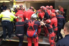 Для госпитализации огромной американки пришлось сломать стены дома