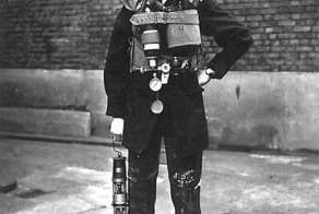 Какая у него профессия? (2 фото)