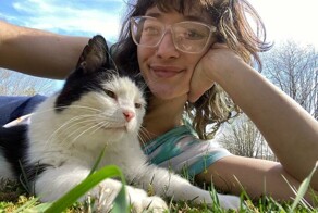 Уличный кот никого к себе не подпускал — но одна девушка нашла к нему подход