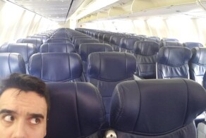 15 правдивых ситуаций, которые могут подстерегать в самолёте любого