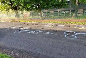 Жители британского Суссекса нарисовали пенисы вокруг дорожных ям, чтобы заставить власти заделать их