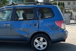 Канализационный люк приземлился на Subaru Forester