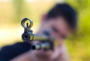 В Омске задержали мужика, стрелявшего по студентам из винтовки