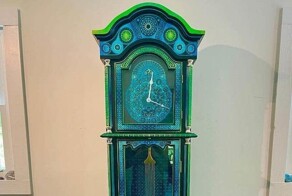 Художник превратил часы с барахолки в произведение искусства