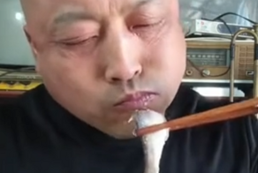 Китаец пробует сюрстрёмминг