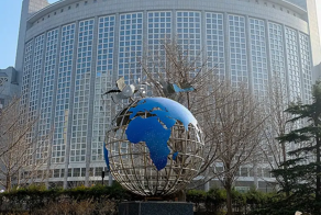 Китай призвал посольства в Пекине прекратить развешивать жовто-блакитные тряпки