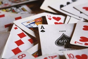 Карточный шулер попыталась провезти в Москву две колоды с радиоактивными картами