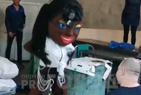 На Колхозном рынке в Чебоксарах для мясника устроили стриптиз