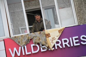 «Вот там она лучше смотрится»: в Сочи владелец пункта выдачи сорвал вывеску Wildberries и отправил её на помойку