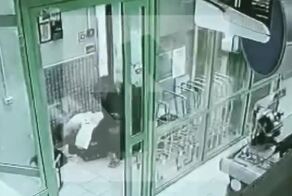 Двое хулиганов совершили дерзкий налет на магазин: они украли товар и избили администратора