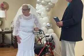 77-летняя женщина вышла замуж за саму себя и надела свадебное платье своей мечты