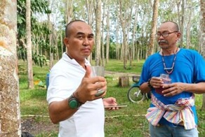 Таец пьёт крокодилью кровь для "поддержания здоровья"