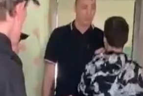 Участковый сцепился с подростком, который не хотел пускать его в комнату