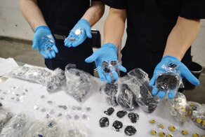 Китайские таможенники изъяли партию вот таких значков, вывоз и ввоз которых запрещен