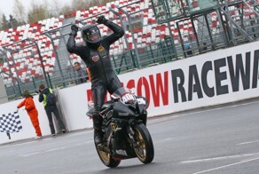 В Краснодарском крае пьяная дама решила пробежаться перед мотоциклом