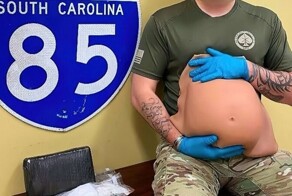 В США поймали мнимую беременную, которая прятала в накладном животе наркотики