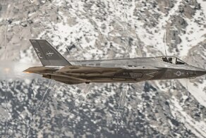 Фотограф заснял, как ударные волны преломляют свет вокруг самолета F-35C
