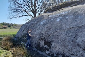 В Швеции обнаружили двухметровое наскальное изображение лодки с людьми на борту