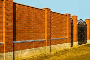 "Я хочу загорать голой": пользователи решают, нужны ли на участках заборы