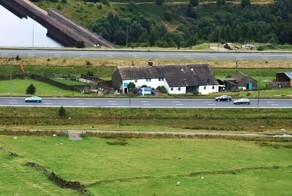 Как английская ферма оказалась на островке внутри автомагистрали