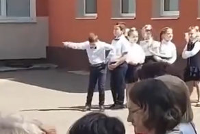 Мальчик зажёг на школьной линейке
