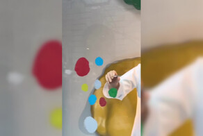 Louis Vuitton отметили сотрудничество с культовой японской художницей Яёй Кусамой очень реалистичной инсталляцией