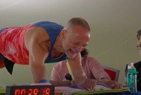 Мужик в 53 года простоял в планке почти 10 часов и поставил мировой рекорд
