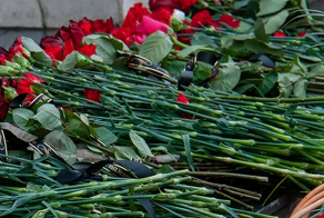 В Амстердаме забросали цветами подбитый на Украине российский танк