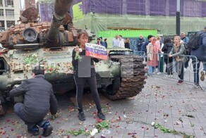 В Амстердаме сегодня власти установили подбитый российский танк