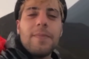 Турист случайно снял удар молнии в вершину горы