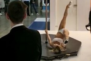 Для посетителей металлообрабатывающего форума устроили шоу с танцами на пилоне