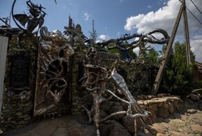 «Дом с чертовщиной»: в  Ратомке мужик соорудил весьма странный дом