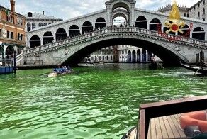 "Экошизики" выкрасили воды Гранд-канала Венеции в зелёный цвет