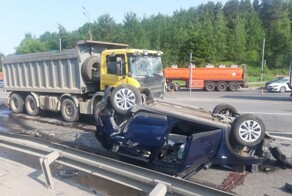 Авария дня. Водитель грузовика уснул и въехал в стоящие автомобили